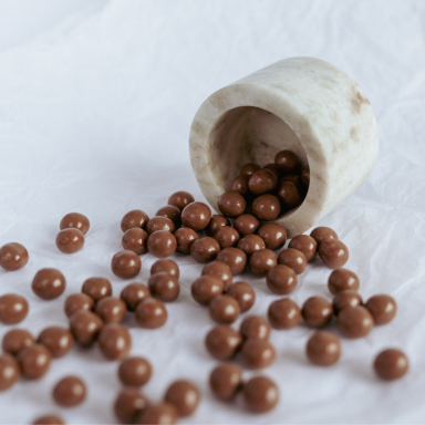 Skrudinti avinžirniai mokos skonio pieniškame šokolade 150 g, ROUNDOOZE